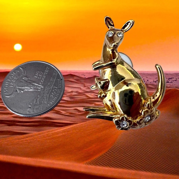 Vintage Avon Pin Brooch Gold Toned Kangaroo Joey And Flowers With Rhinestones - Picture 1 of 4